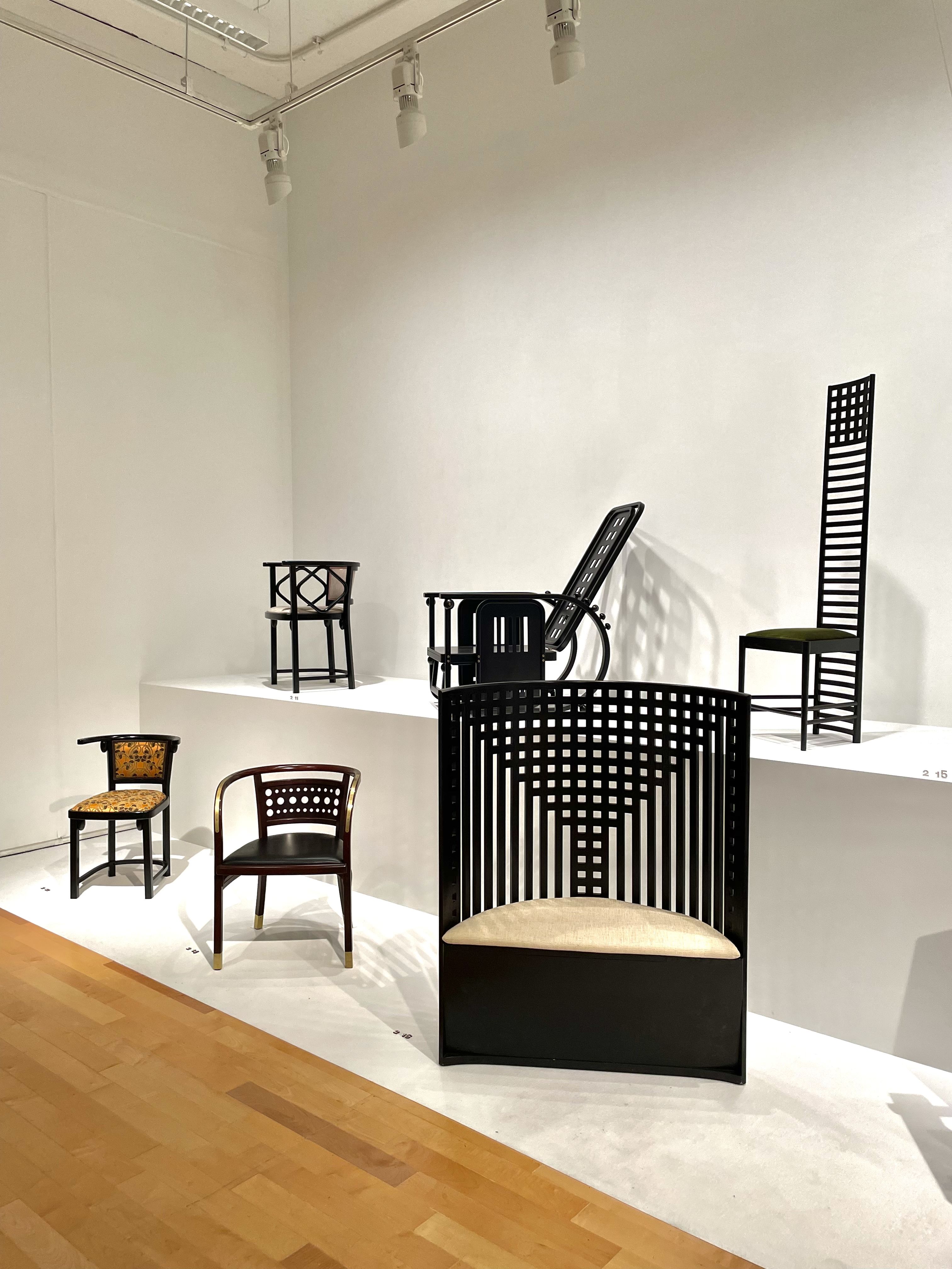約250脚の名作椅子が大集結 武蔵野美術大学で開催の みんなの椅子 展をレポート Elle Decor エル デコ