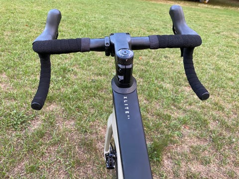 Clean cockpit door de volledige geïntegreerde kabels