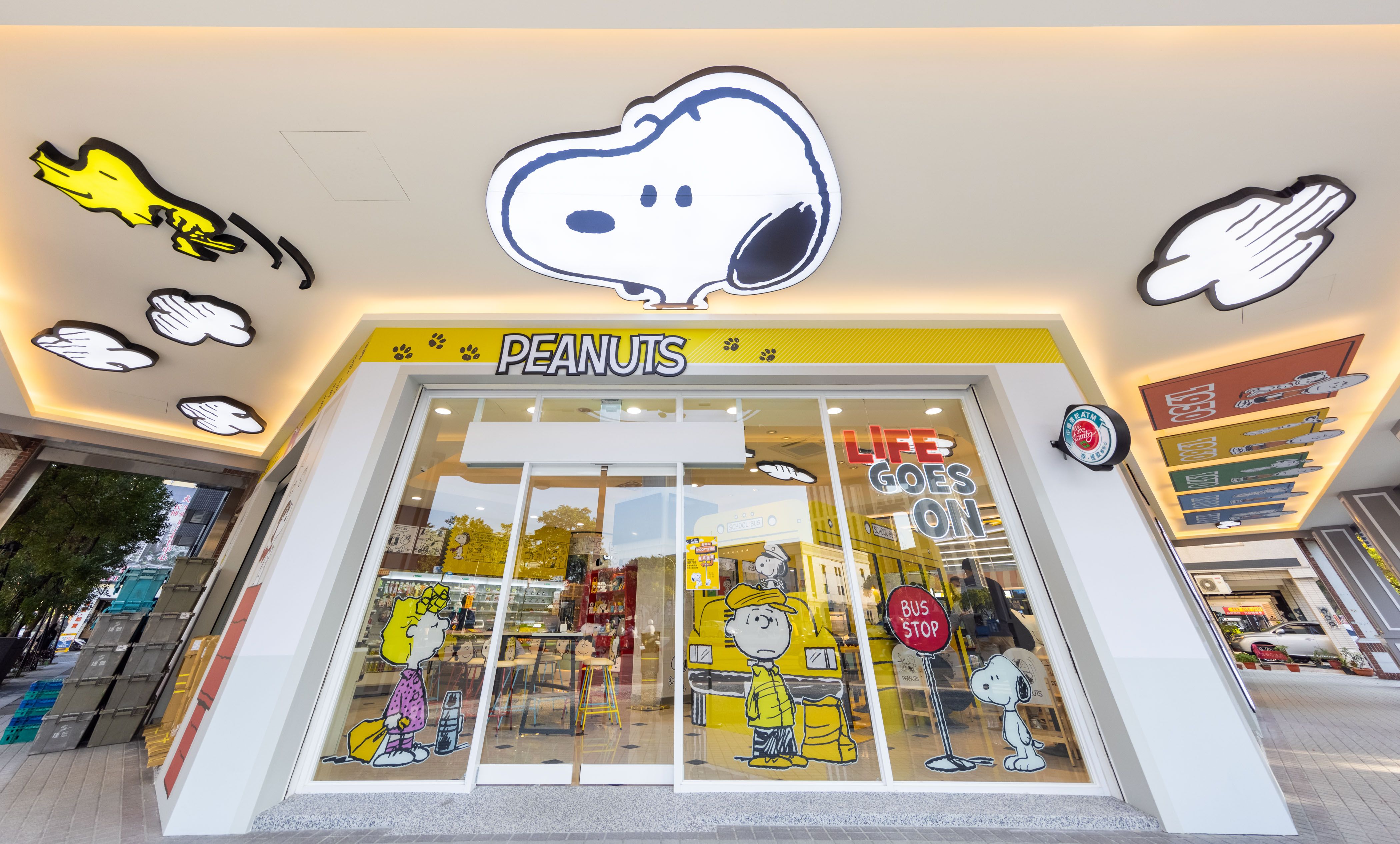 7 11 X Snoopy史努比主題店前進 台南 高雄 巨大化史努比 經典黃色巴士校車太可愛