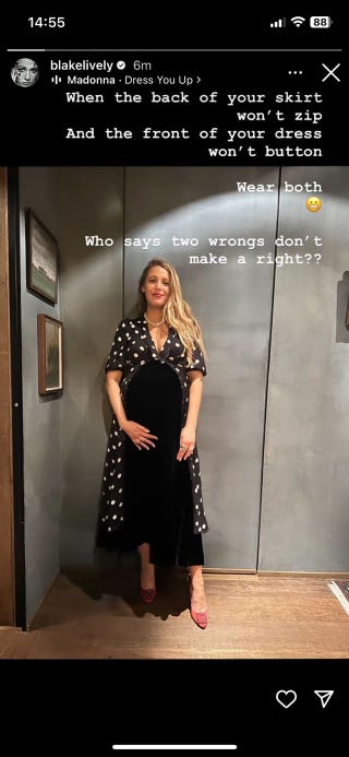 Blake Lively in un abito nero a pois con gonna e scarpe rosse