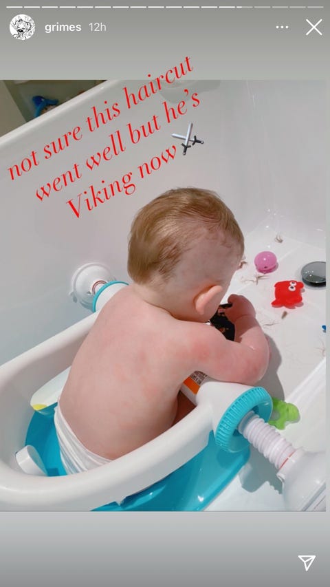 Grimes and Elon Musk's baby son are sitting in the tub and playing with toys that have cut a piece of hair