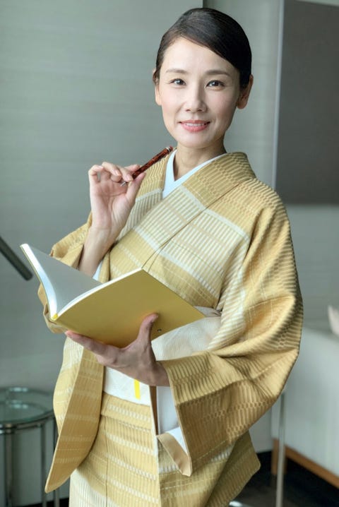 お仕事着物 始めます 吉田羊さんが ギャラリーオーナー を演じます お仕事着物 始めます 吉田羊さんが ギャラリーオーナー を演じます
