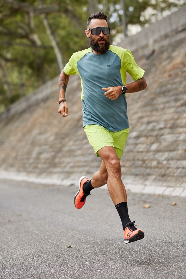 un hombre corre con la colección de ropa de running de gore tex 2020