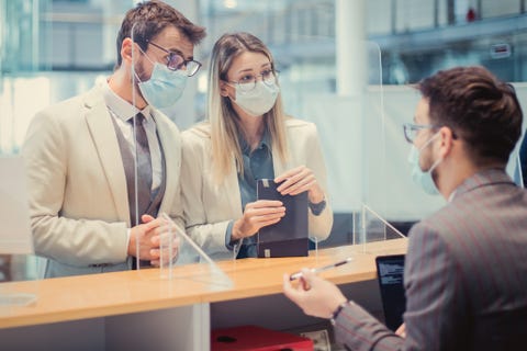 pareja en un banco para solicitar un credito