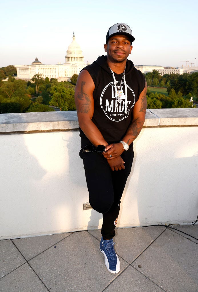 cantante country jimmie allen posando en la capital de la nación mientras sonríe