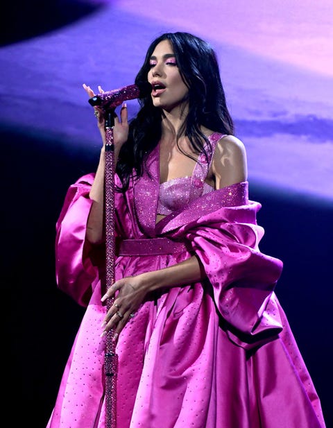 Dua Lipa y sus looks en color rosa de Versace en los Grammy 2021