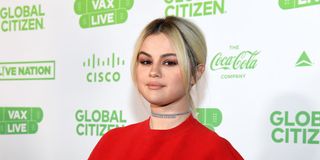 Selena Gomez S Hair Is Now Platinum Blonde Selena Gomez Dyes Hair 2021