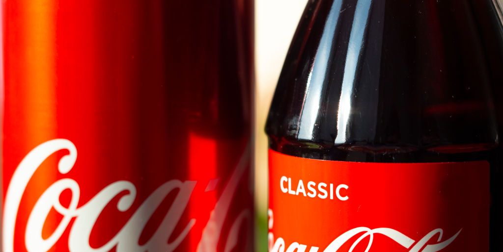 コカ コーラの色はなぜ赤いの コークレッドについての歴史