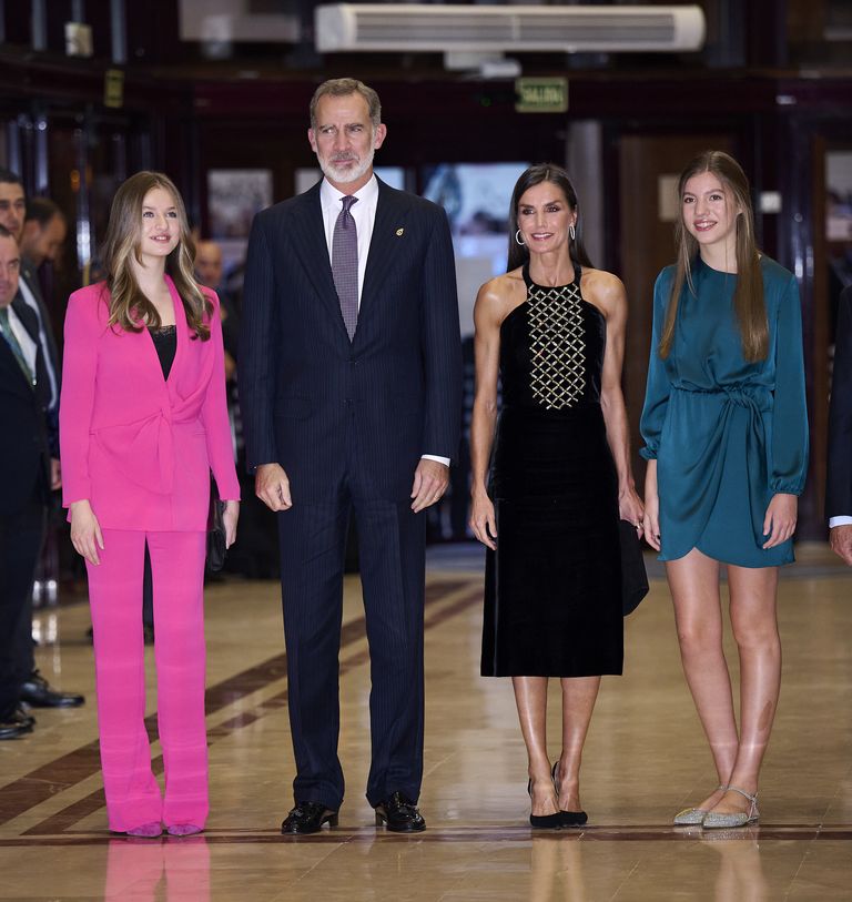 ¿Cuánto mide la Infanta Sofía de Borbón? - Altura 1,76 - Height - Página 2 Infanta-sofia-vestido-corto-cruzado-verde-firma-espanola-the-are-elle-2-1666938554.jpg?crop=0.630xw:1.00xh;0