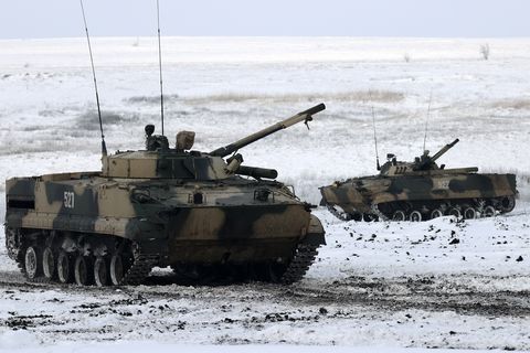 truppe di fucili a motore tengono esercitazioni nel distretto militare russo meridionale