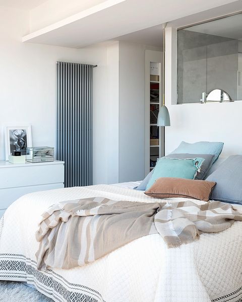 dormitorio con radiador de pared
