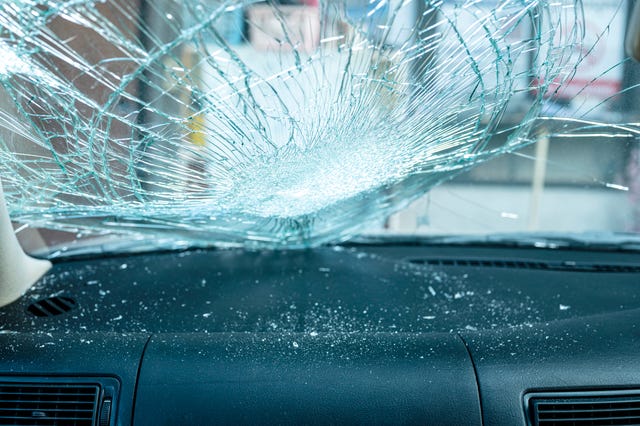 À l'intérieur du pare-brise de voiture cassé dans un accident de voiture