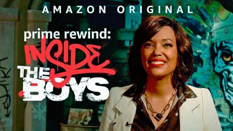 la actriz y presentadora aisha tyler en el cartel promocional de amazon prime video para la serie docuemental 'prime rewind inside the boys'