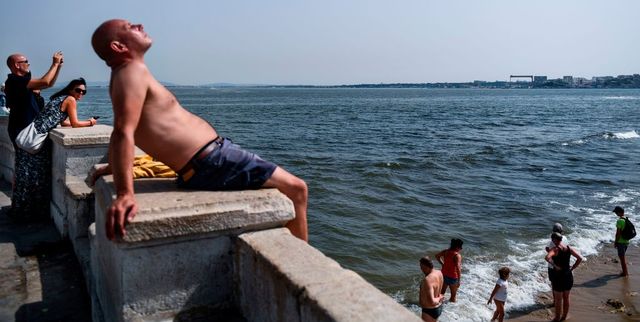 un hombre toma el sol en la costa portuguesa con peligro de sufrir una insolación