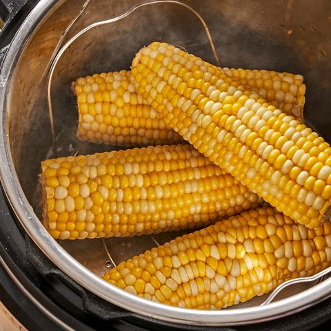 Delicioso maíz instantáneo en la mazorca