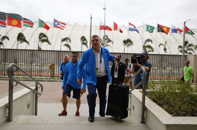 el presidente del coi thomas bach llega cargando una maleta a la villa olímpica de río 2016