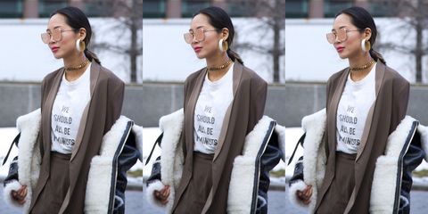 Fashionweekbezoeker met Diors T-shirt 'We should all be feminist'