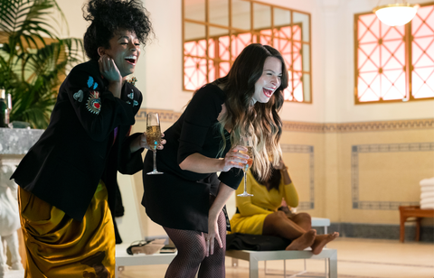 alexis floyd as neff davis and katie lowes as rachel deloache williams in inventing anna