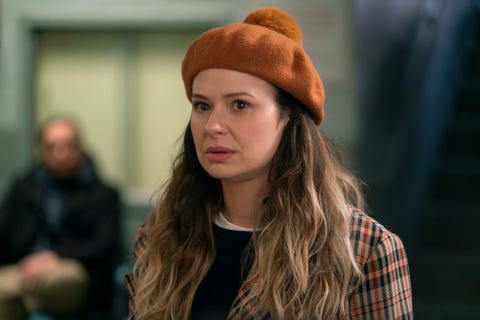 inventing anna katie lowes as rachel in episode 107 of inventing anna cr nicole rivellinetflix