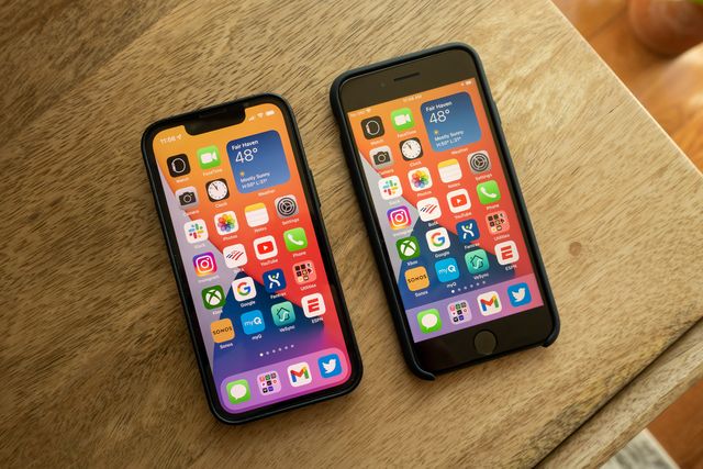 Iphone Se Vs Iphone 13 Mini Apple S 2 Smallest Phones Compared
