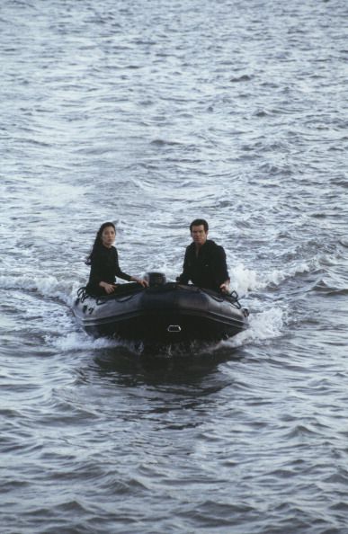 pierce brosnan e michelle yeoh su un gommone durante le riprese del film di james bond james bond film 'tomorrow never dies', 1997