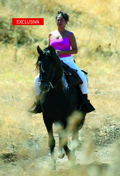 isabel pantoja montando a caballo en cantora, cádiz, en 2003