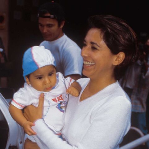 Isabel Gemio con su hijo Gustavo, de bebés, y su exmarido, Nilo Manrique