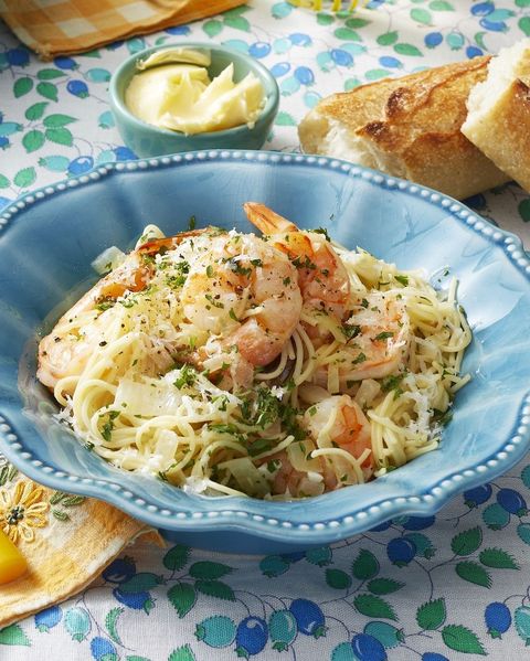 shrimp scampi with pasta in blue bowl