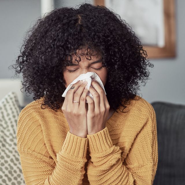 花粉症や風邪、アレルギーで止まらない鼻水に苦しんでいませんか？ 実のところこの粘液は、私たちを助けるために働いてくれています。防御の最前線で、体内に侵入しようとする細菌や刺激物と戦っているのです。ただ、それでもつらい鼻水は止めたいもの。市販薬も複数ありますが、家で簡単にできる方法もいくつかあるそう。医師に聞いた対処法をご紹介。