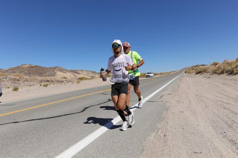 El español Iván Penalba en la Badwater 135 de 2022 en la que terminó segundo el español iván penalba en la badwater 135 de 2022 en la que terminó segundo