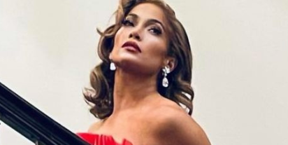 Jennifer Lopez Looks Stunning in This Red Tiered Christmas Eve Dress Jennifer Lopez Looks Stunning in This Red Tiered Christmas Eve Dress