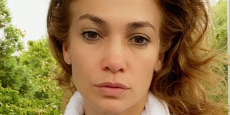Jennifer Lopez Posts a Radiant Makeup-Free Selfie Jennifer Lopez Posts a Radiant Makeup-Free Selfie