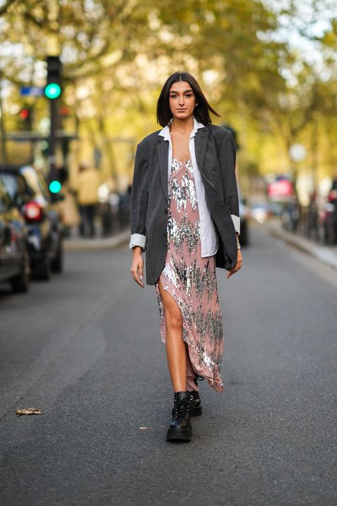 tendenza paillettes autunno 2021 street style look paris fashion week
