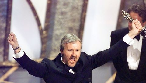 James Cameron auf der Bühne bei den Oscars 1998