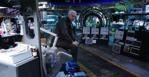 James Cameron, muy concentrado en el set del laboratorio biológico de Avatar 2 james cameron, muy concentrado en el set del laboratorio biológico de avatar 2
