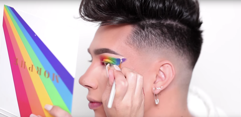 James Charles regresa a Youtube con un maquillaje del Orgullo espectacular