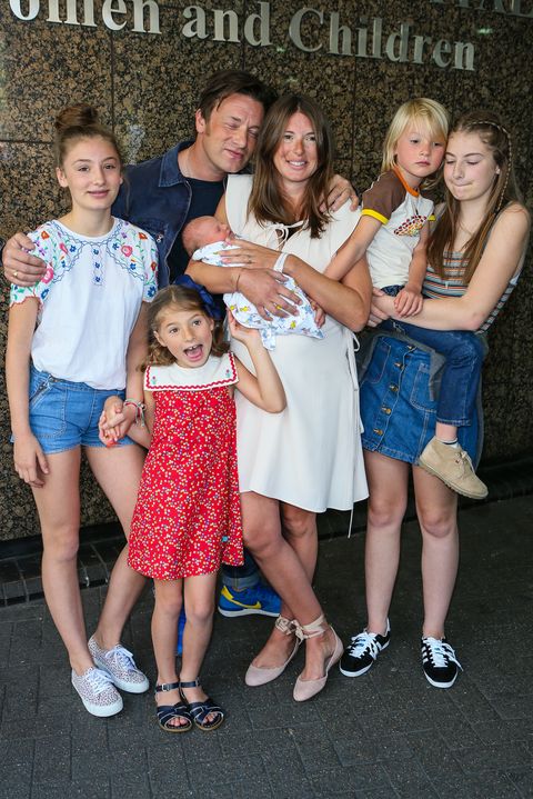 jamie oliver recreates old throwback pic with daughters
