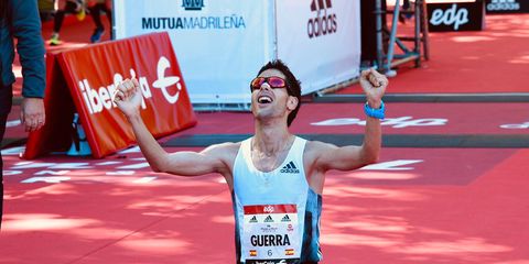 Javi Guerra celebra su marca mínima olímpica en Madrid