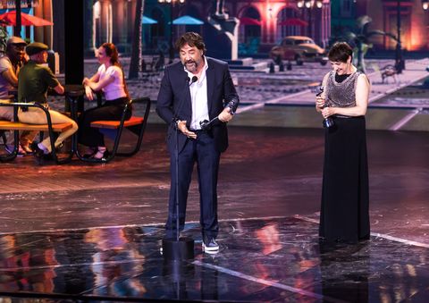 javier bardem y blanca portillo con su premio en la gala platino awards 2022