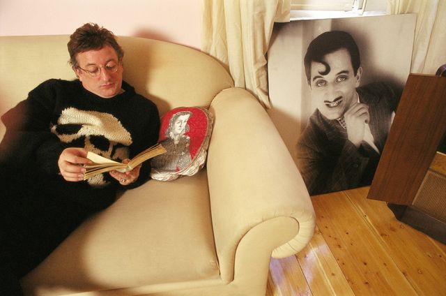 javier gurruchaga lee un libro en su casa de madrid