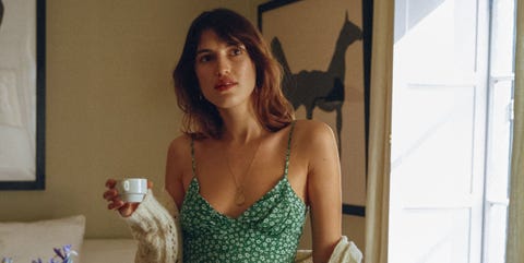 Green, Dress, Room, Gown, Finger, Formal wear, Hand, Textile, Brown hair, Long hair, Green, Dress, Room, Gown, Finger, Formal wear, Hand, Textile, Brown hair, Long hair,