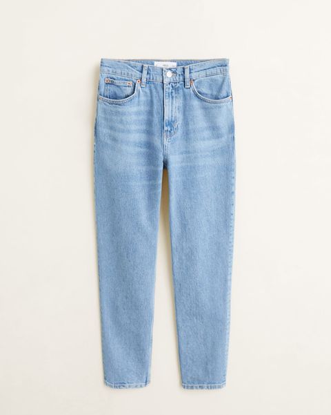 Los jeans 'mom fit' perfectos para caderas anchas están Mango
