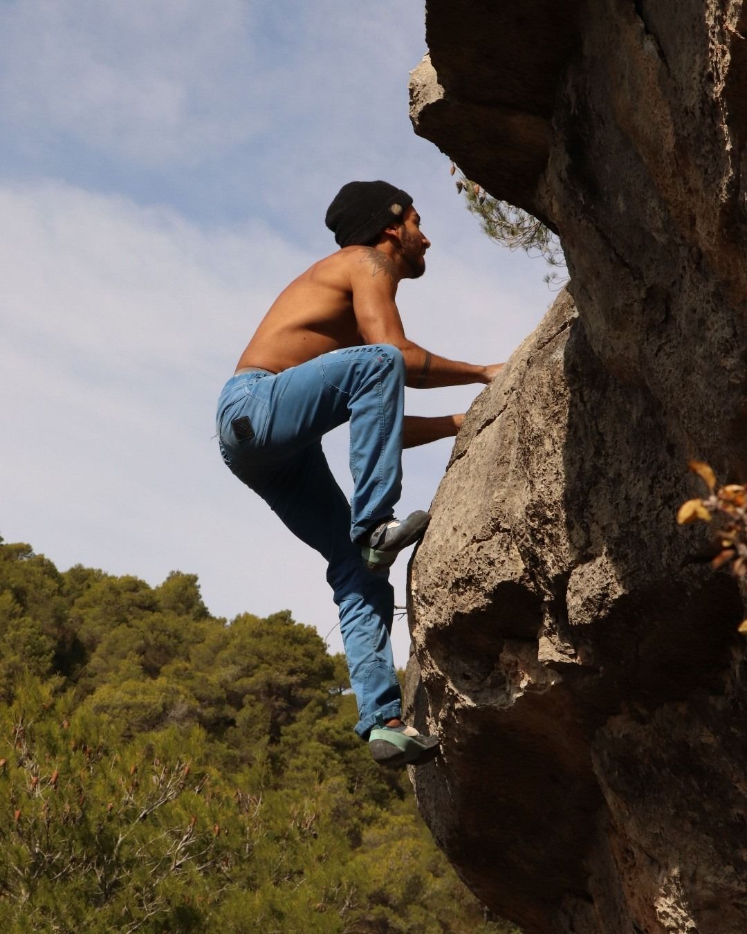 El pantalón vaquero Jeanstrack de para hacer escalada