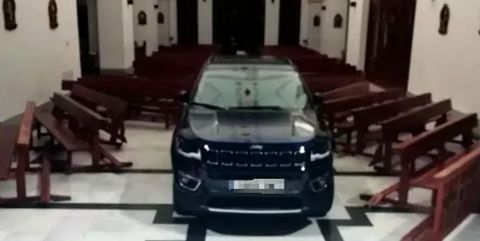 Jeep Compas entra en iglesia de Sonseca, Toledo