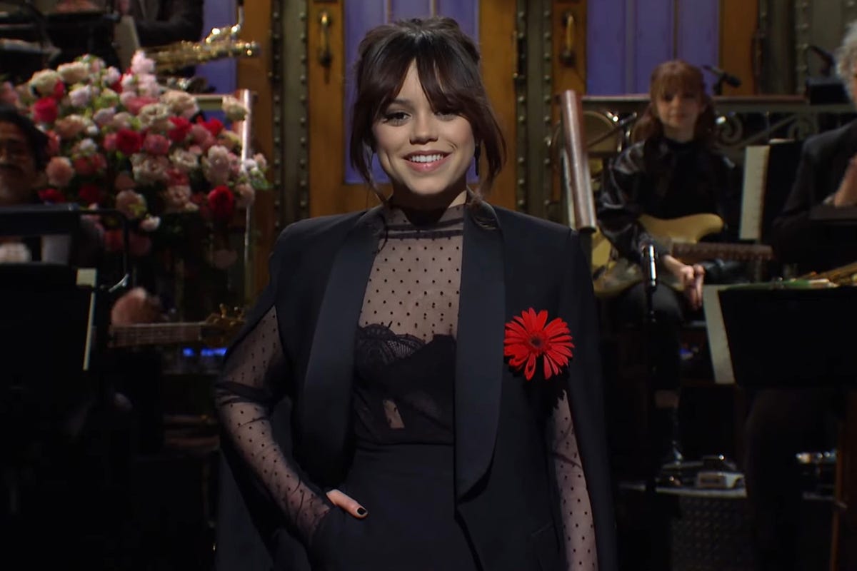 Jenna Ortega gets into the skin of the girl from ‘The Exorcist’ for ‘Saturday Night Live’