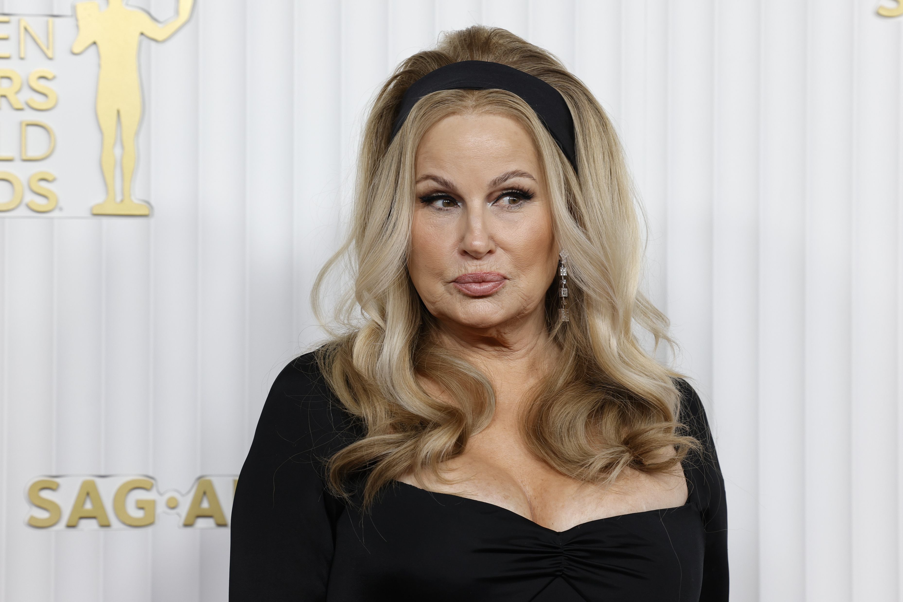Jennifer Coolidge is taking us back to the 60s with this bouffant