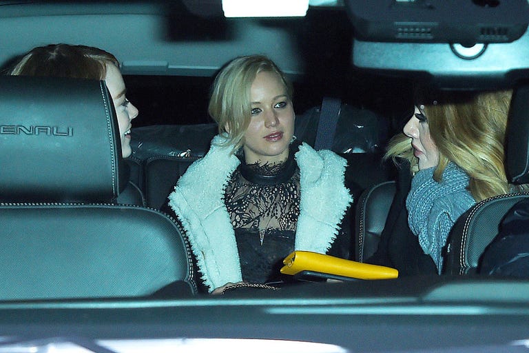 Jennifer Lawrence dan Emma Stone 