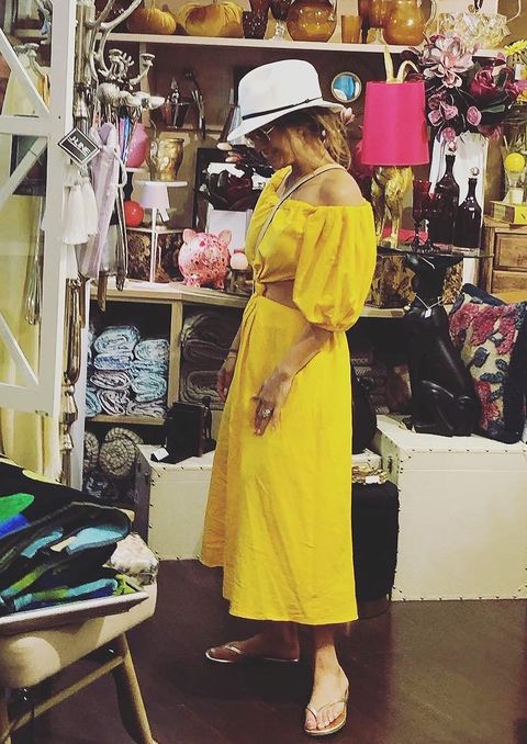 Jennifer Lopez con un vestito giallo 