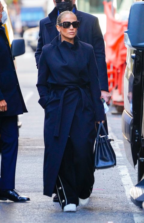 Jennifer Lopez abrigo extra largo con zapatillas