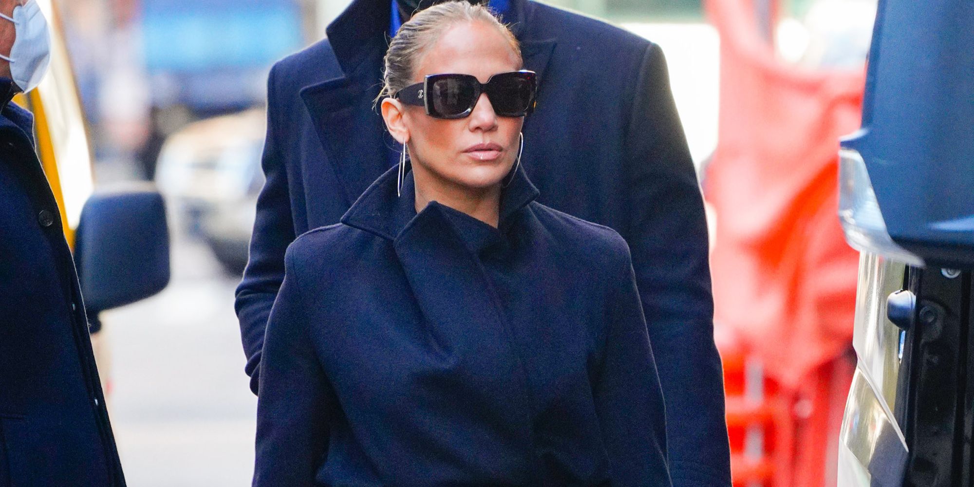 Jennifer Lopez abrigo extra largo con zapatillas